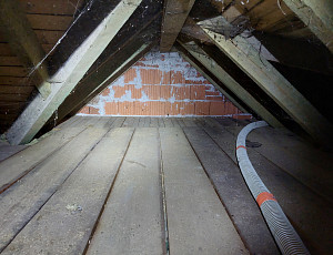 Zateplení stropu rodinného domu pomocí foukané izolace